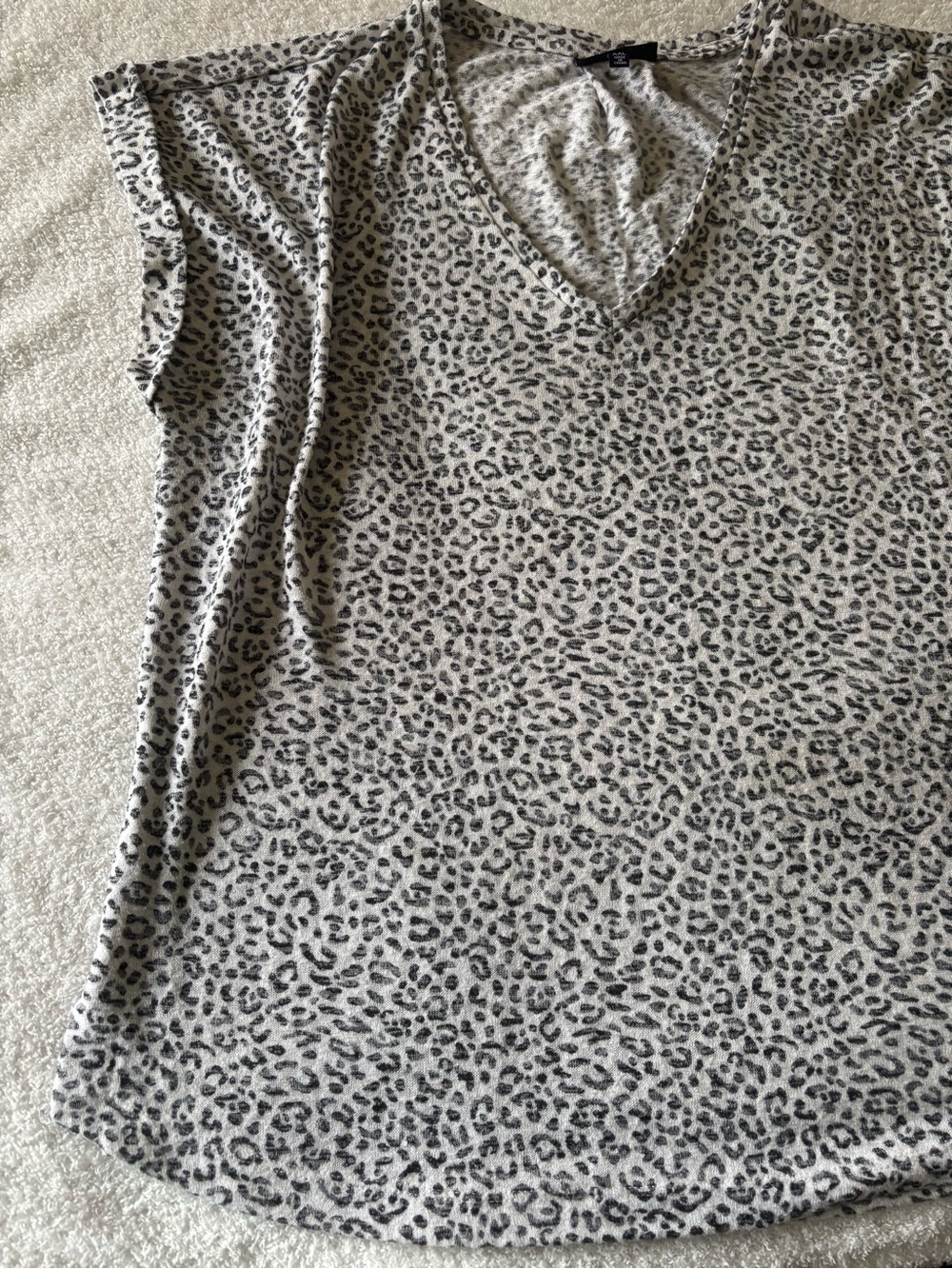 bobeau White and Gray Leopard Print V-Neck Tunic - Picture 13 of 14